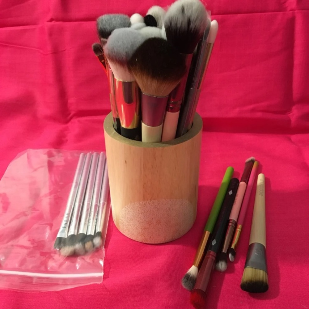 32 pc Assorted Makeup brushes set with brush cup